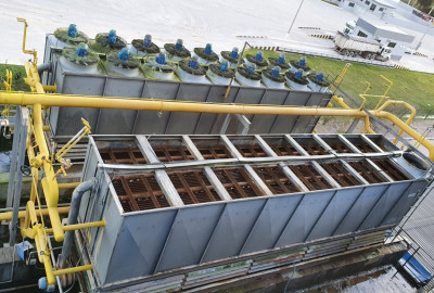 O condensador evaporativo como eixo invisível da eficiência energética e hídrica